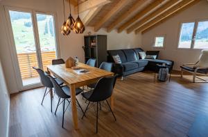 Posezení v ubytování Chuenislodge2- zwei Balkone, gemütlicher Kamin, top Aussicht