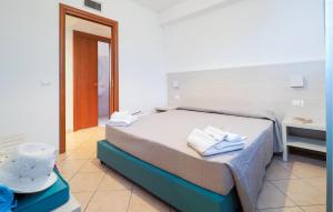 ein Schlafzimmer mit einem Bett mit Handtüchern darauf in der Unterkunft 1 Bedroom Gorgeous Home In Marina Di Modica in Marina di Modica