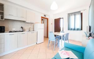 eine Küche und ein Esszimmer mit Tisch und Stühlen in der Unterkunft 1 Bedroom Gorgeous Home In Marina Di Modica in Marina di Modica