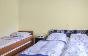 una camera da letto con due letti e un comodino con una fase di letto di Ferienhaus Benzusedomn a Benz