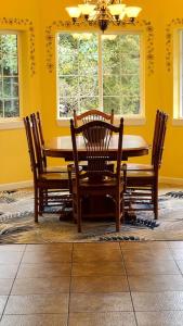 een eetkamer met een houten tafel en stoelen bij Greentree Pacific House in Port Angeles