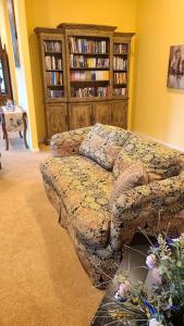 een woonkamer met een bank en een boekenplank bij Greentree Pacific House in Port Angeles +95 foto's