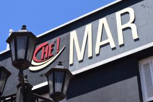 a sign on the side of a building with lights at Hotel Che Mar in Necochea