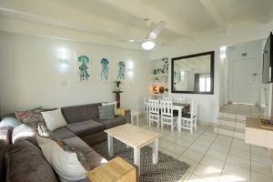 Posezení v ubytování 18 Chaka's Rock Chalets, Chalet on Ballito's Dolphin Coast