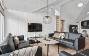 Χώρος καθιστικού στο Lovely Home In Nørre Nebel With Sauna