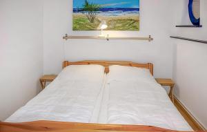 a bed in a room with a picture on the wall at Ferienwohnung Pruchten in Pruchten