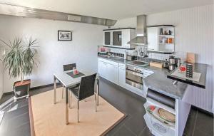Kuchyň nebo kuchyňský kout v ubytování Ferienwohnung Waren Müritz