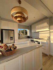 Una cocina o cocineta en Balmoral Sands - Landing in Paradise