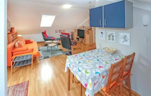 ツィノヴィッツにあるFerienwohnung Zinnowitz Seebadのキッチンとテーブルとソファのあるリビングルーム