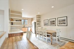 Nhà bếp/bếp nhỏ tại Prospect Point Getaway: Mountain Views w/ Private Hot Tub +34 ảnh