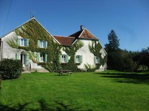 a large white house with ivy growing on it at Maison historique avec chambres d'hôtes et parc clos à Choye - FR-1-583-293 in Choye