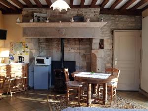 Η κουζίνα ή μικρή κουζίνα στο Chambre cosy dans maison historique avec parc et accueil chevaux - FR-1-583-256