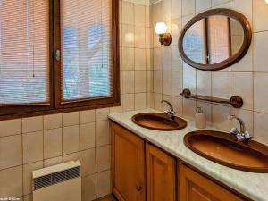 Koupelna v ubytování Maison charmante avec jardin, terrasse et parking près du Ballon d'Alsace - FR-1-583-297 + 18 fotografií