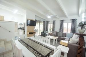 TV a/nebo společenská místnost v ubytování 18 Chaka's Rock Chalets, Chalet on Ballito's Dolphin Coast