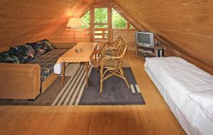 un soggiorno con un divano, un tavolo e una TV di Ferienhaus Bartelshagen Ii a Bartelshagen