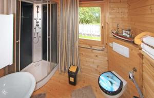 un bagno con doccia e tv di Ferienhaus Bartelshagen Ii a Bartelshagen Altre 7 foto