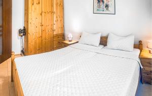 a bedroom with a large white bed in a room at Doppelhaushälfte Klink in Klink