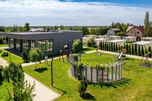 pusty park z placem zabaw przed budynkiem w obiekcie Apartament Glamour - 5 Mórz - Basen - SPA - Sauna w Sianożętach