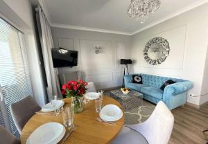 Telewizja i/lub zestaw kina domowego w obiekcie Apartament Glamour - 5 Mórz - Basen - SPA - Sauna