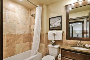 a bathroom with a tub and a toilet and a sink at Frisco Gold Townhome: Downtown Luxury, Great Views in Frisco