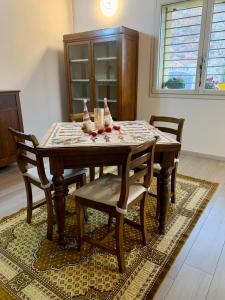a dining room table and chairs in a room at Casa di Barbara in Piumazzo