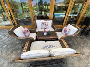 eine Gruppe von Korbstühlen mit Kissen darauf in der Unterkunft Casa de campo en Hacienda San Andres in San Andrés + 2 Fotos
