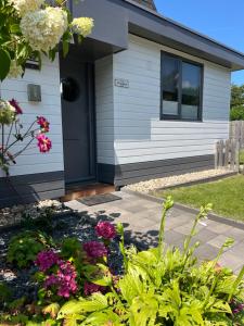 a house with flowers in the front yard at Piratennest Breskens in Breskens