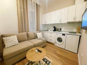 Cucina o angolo cottura di AJ Apartments - Hidden Gem in front of Taiwan Center