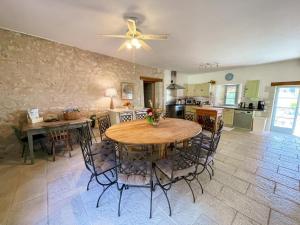 Fotografie z fotogalerie ubytování Gîte en Touraine avec piscine privée, spa et WiFi - FR-1-381-601 v destinaci Cussay