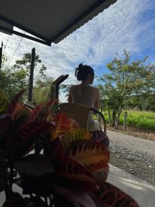 a woman sitting in a chair on a train at apartamento tranquilo rodeado de zonas verdes in Acacías +14 photos