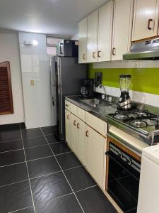 Kuchyň nebo kuchyňský kout v ubytování Apartamento Entero Sector Exclusivo De Zipaquira