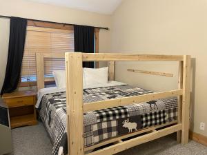 une chambre avec un lit superposé dans une pièce dans l'établissement Cornerstone Lodge by Park Vacation Management, à Fernie