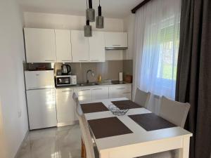 Kuchyňa alebo kuchynka v ubytovaní Apartman Rukavina