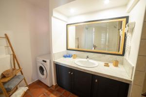 Koupelna v ubytování Appartements avec vue mer à Tartane + 18 fotografií