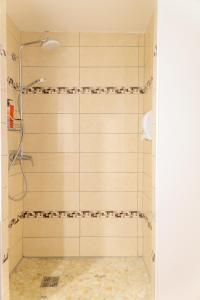 Salle de bains dans l'établissement Appartements avec vue mer à Tartane