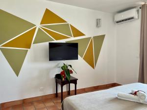 Télévision ou salle de divertissement dans l'établissement Appartements avec vue mer à Tartane