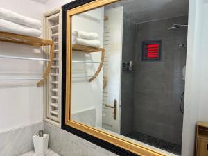 Salle de bains dans l'établissement Appartements avec vue mer à Tartane