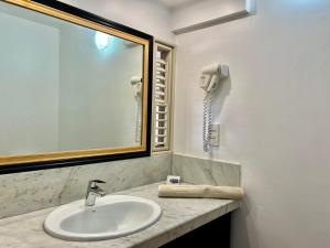 Salle de bains dans l'établissement Appartements avec vue mer à Tartane