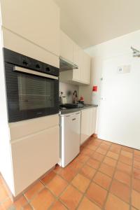 Cuisine ou kitchenette dans l'établissement Appartements avec vue mer à Tartane