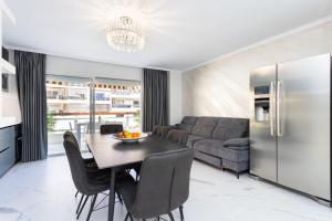 a kitchen and living room with a table and a couch at Apartamento Jasmine in Arona