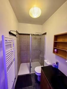 Koupelna v ubytování Le Petit Quincy, appartement T2 avec terrasse + 2 fotografie