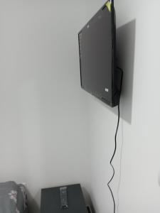 ein Flachbildfernseher, der an einer Wand hängt in der Unterkunft Apartman Mijatović Divčibare in Divčibare