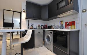 Kuchyň nebo kuchyňský kout v ubytování Amazing Apartment In Sainte-Maxime