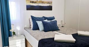 Postel nebo postele na pokoji v ubytování Ocean View Apartments + 27 fotografií