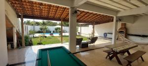 Bazén v ubytování Casa de temporada Guriri com Piscina - Cod 34 nebo v jeho okolí