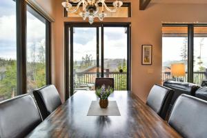 Χώρος καθιστικού στο Lodgepole Lookout: Panoramic Mountain Views