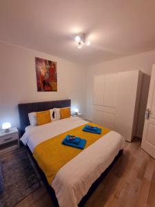 een slaapkamer met een bed met twee handdoeken erop bij Sophia Home 2 in Braşov