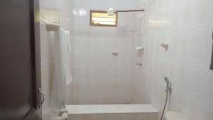 a white bathroom with a shower and a toilet at Relajante, Mágico cautivador, tranquilidad y Paz - Piedechinche - Santa Elena - Hda El Paraíso. in Piedechinche