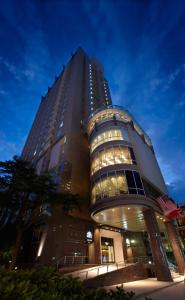 a tall building with a lot of windows at Hotel Royal Hsinchu in Hsinchu City