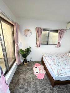 Postel nebo postele na pokoji v ubytování 糖果屋 岸里玉出